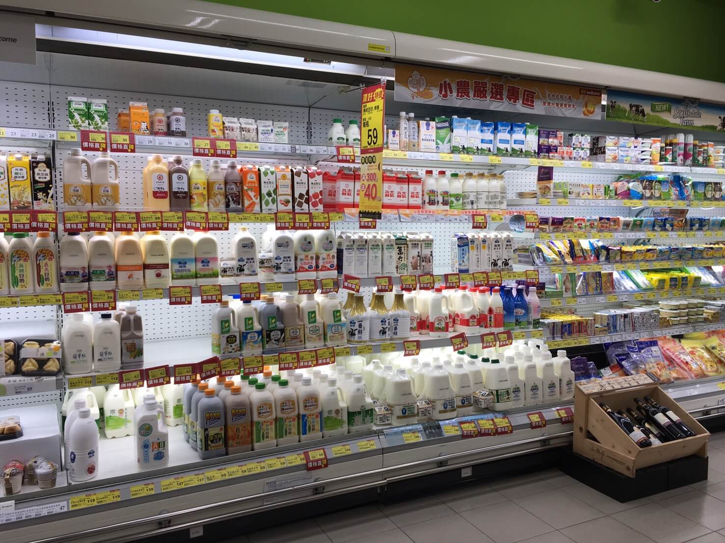 冷藏櫃一列排開多達8~10種的各家品牌牛乳、牛奶、鮮奶、鮮乳、乳飲品