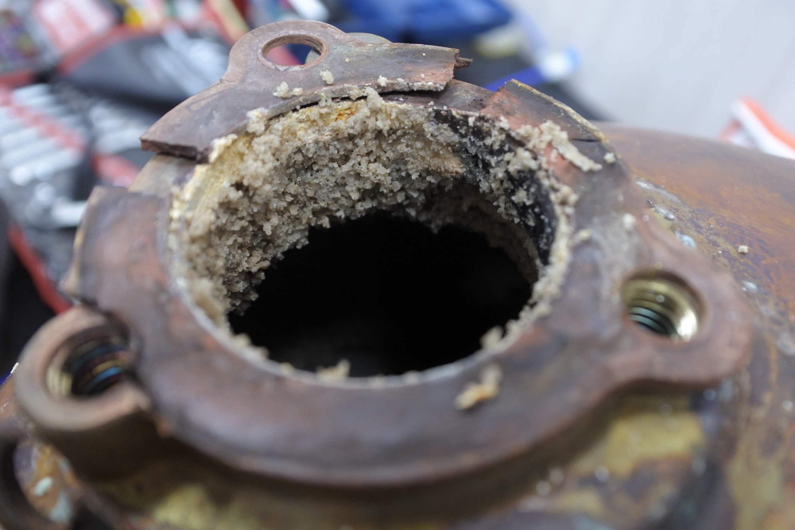 咖啡機鍋爐裡的水垢 厚厚一層沉積物