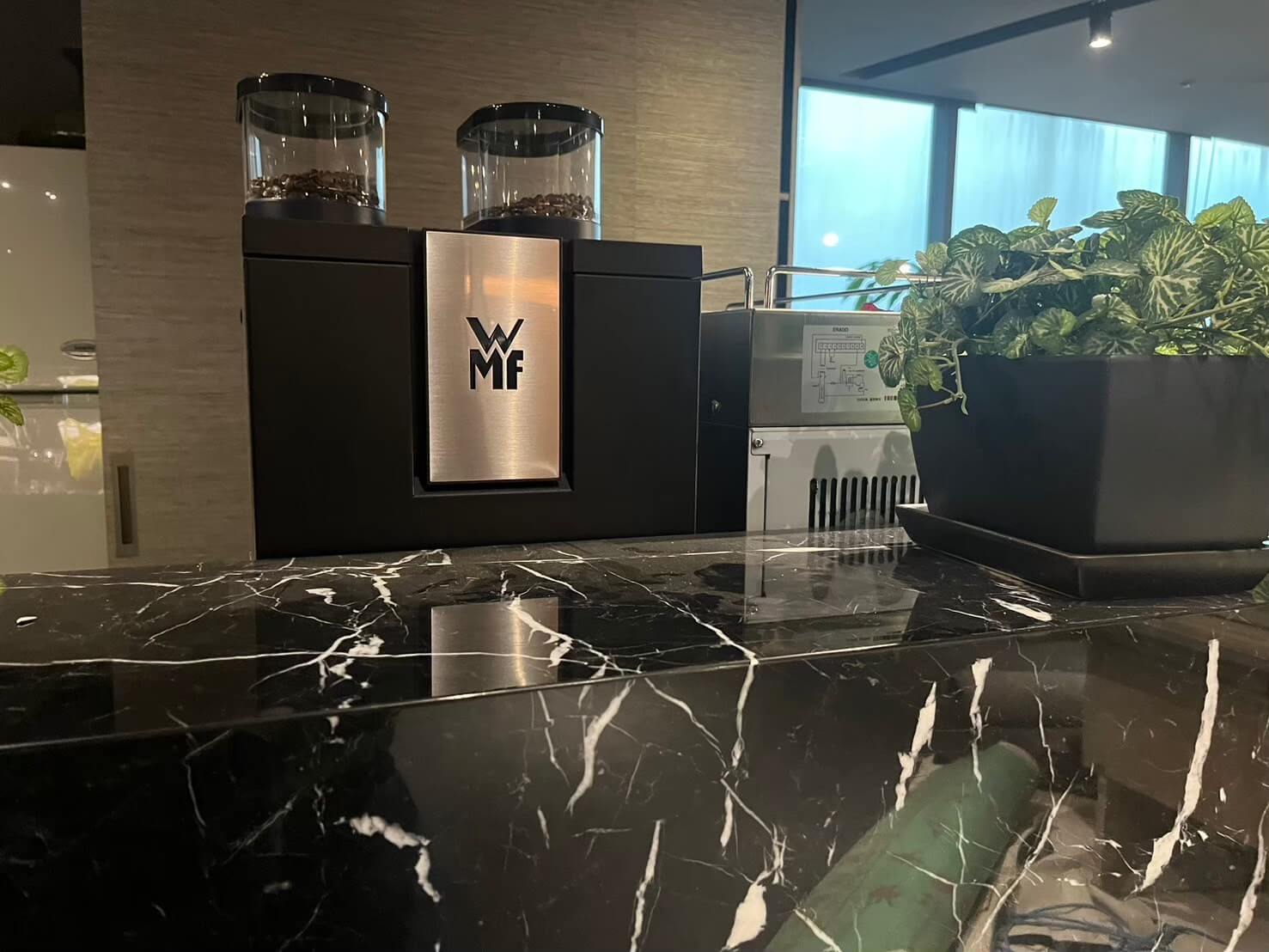 建案銷售中心 wmf咖啡機 1300s 背面照