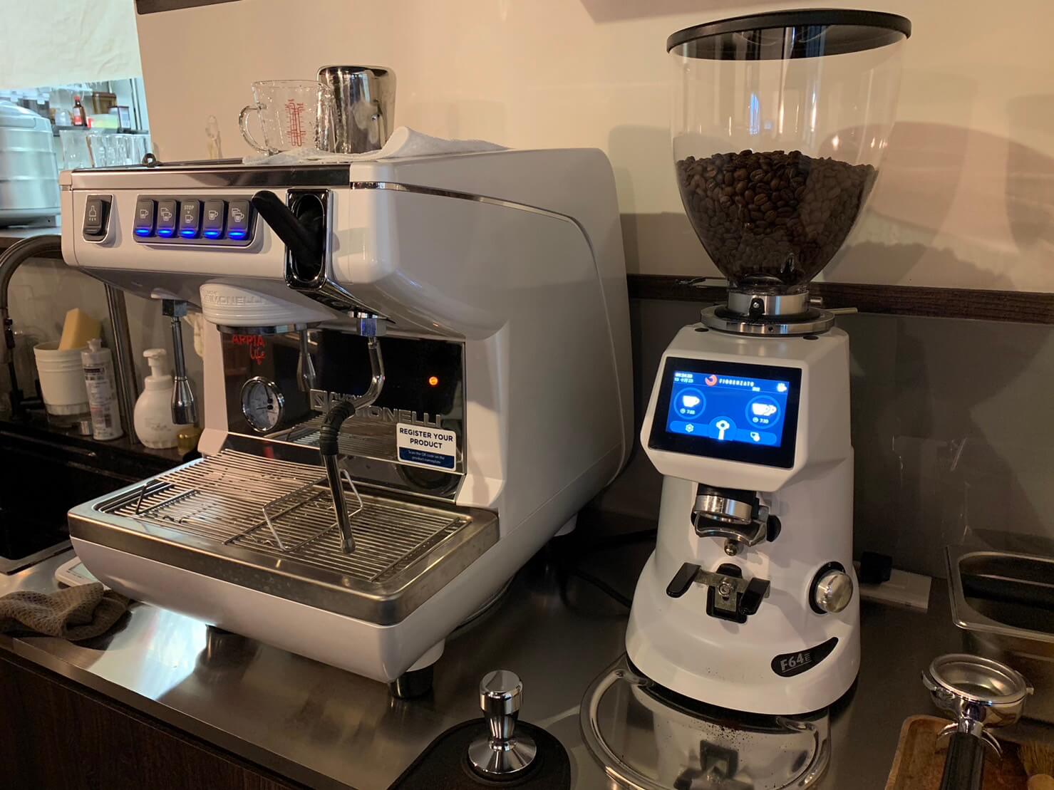 啡事咖啡販售及安裝半自動咖啡機至高雄Rudey喫茶店 機型appia life及定量磨豆機F64E